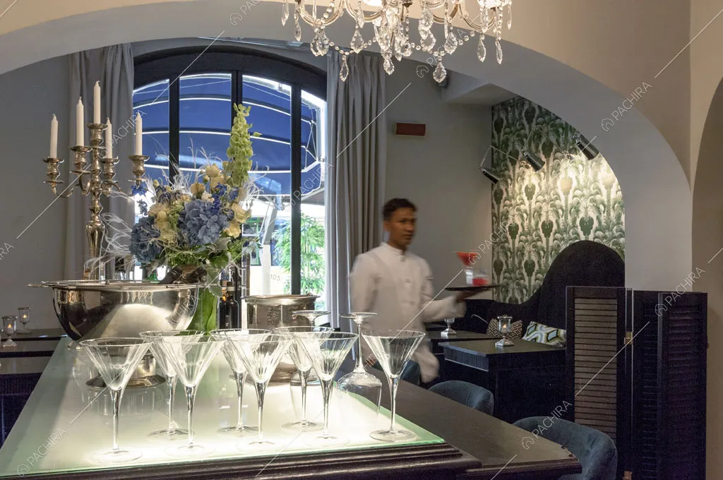 Bancone da bar nell'hotel McKinley, location in stile classico a Firenze