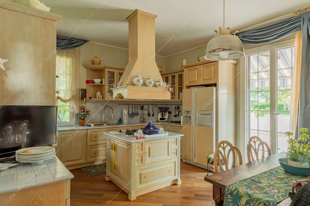 Cucina a isola della villa Ararat, location in stile classico a Milano