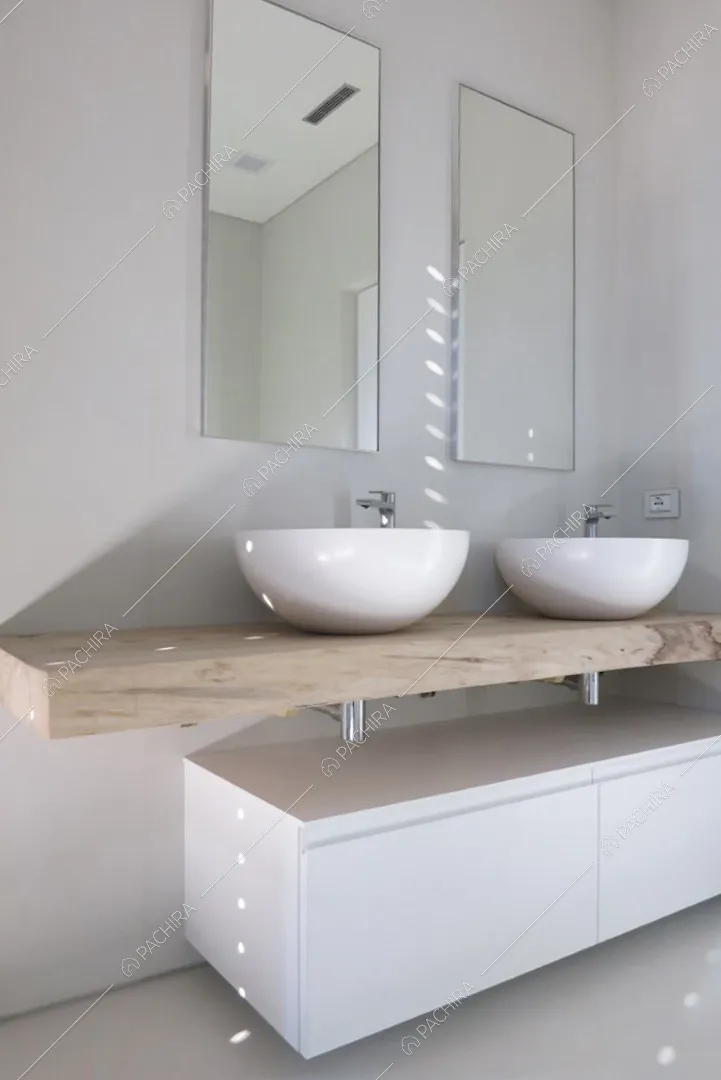 Doppio lavandino e doppio specchio del bagno dalle pareti grigie