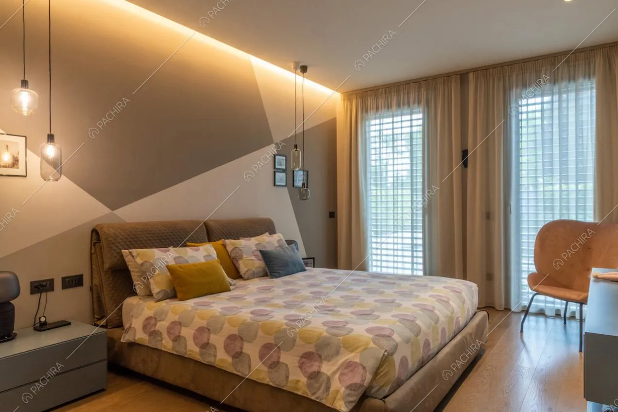 Camera da letto matrimoniale con pavimento in parquet e parete a scacchi irregolari