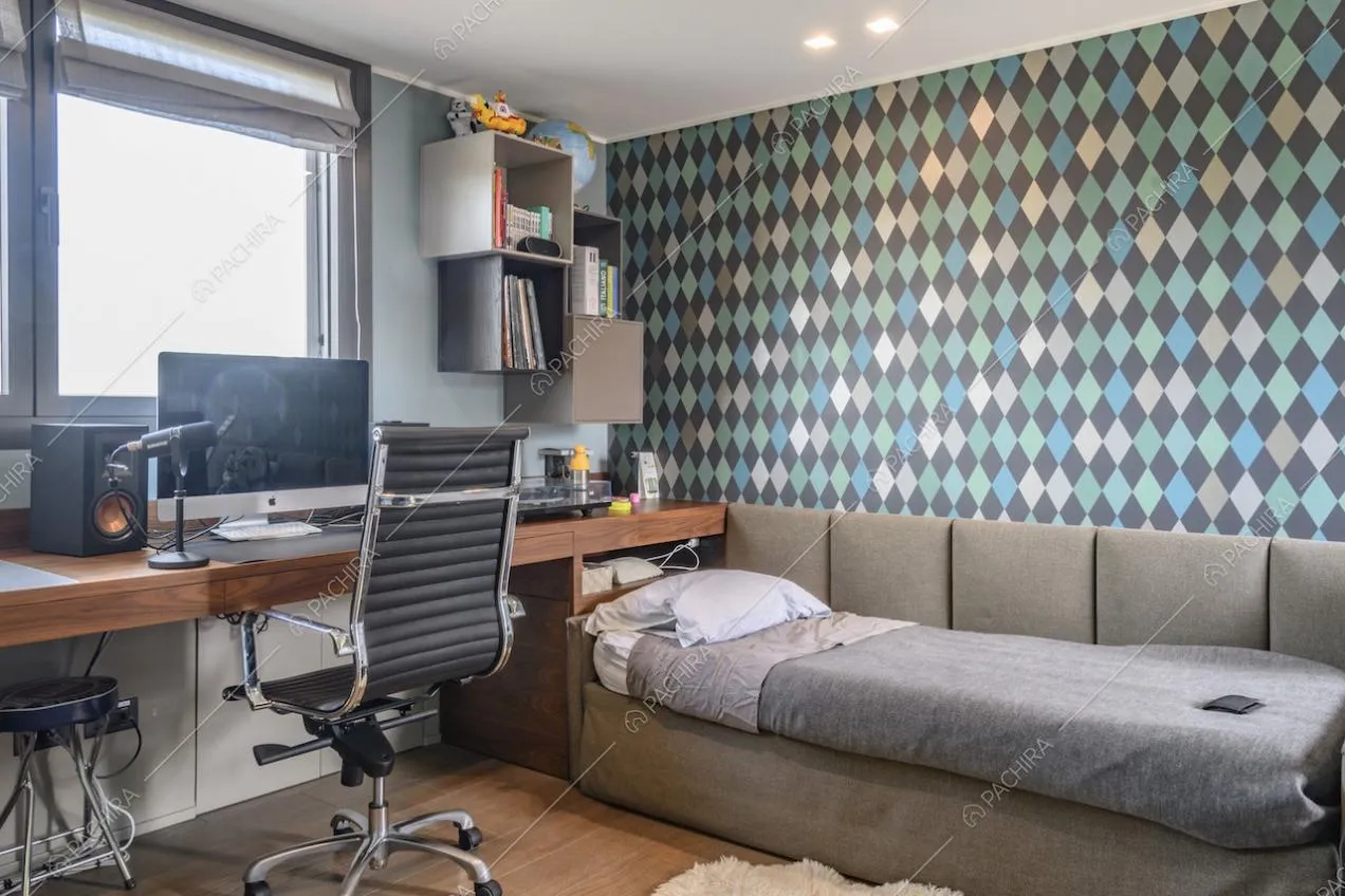 Cara da parati con fantasia geometrica, letto e scrivania