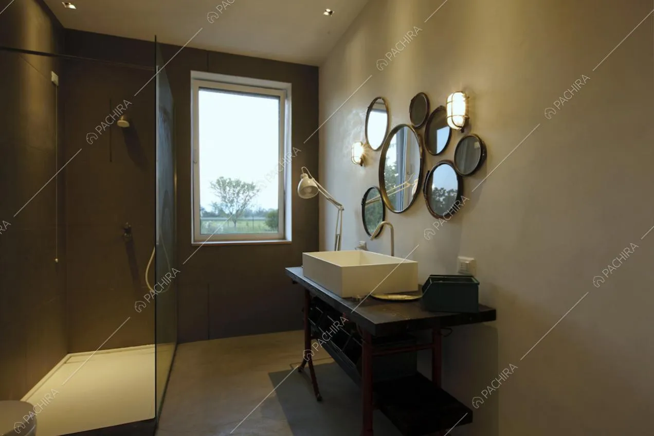 Specchi tondi di varie dimensioni e box doccia