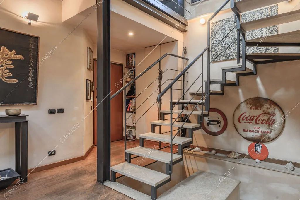 Scale del loft Mindanao, location in stile contemporaneo a Milano