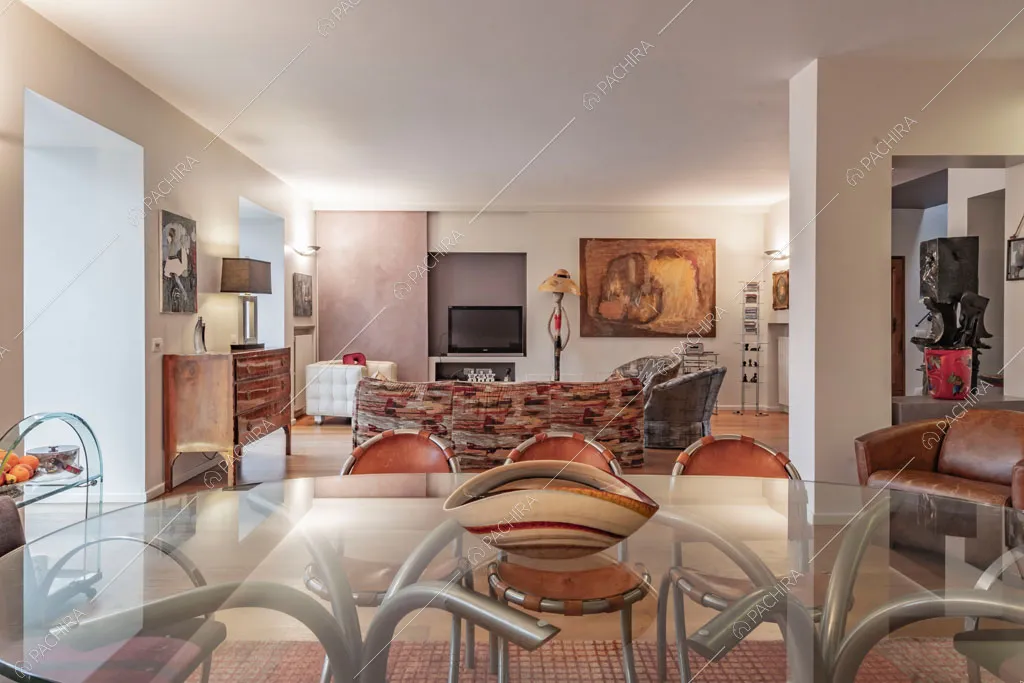 Pareti bianche nella zona living dell'appartamento Catalpa, location in stile moderno a Roma