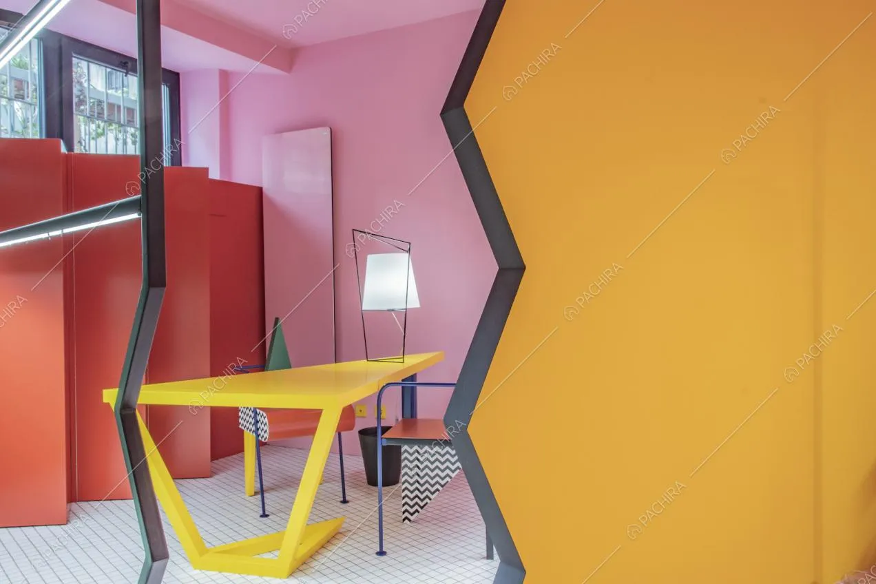 Tavolo giallo e pareti irregolari