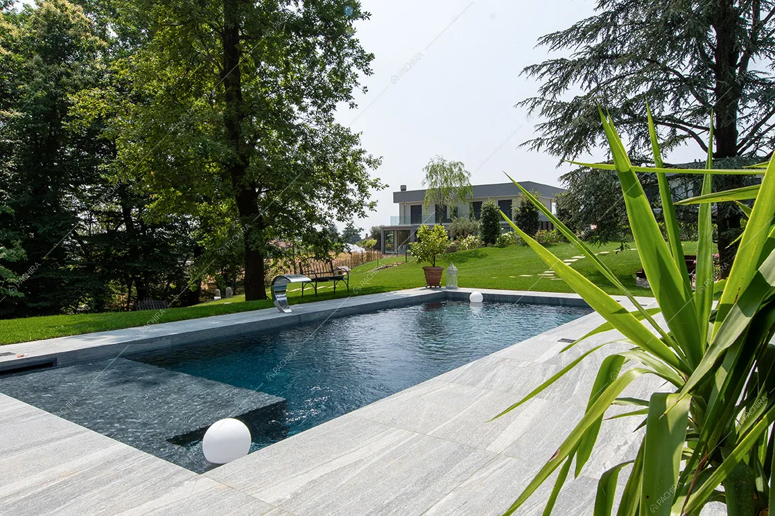 Piscina della villa Ladone, location in stile moderno a Lecco