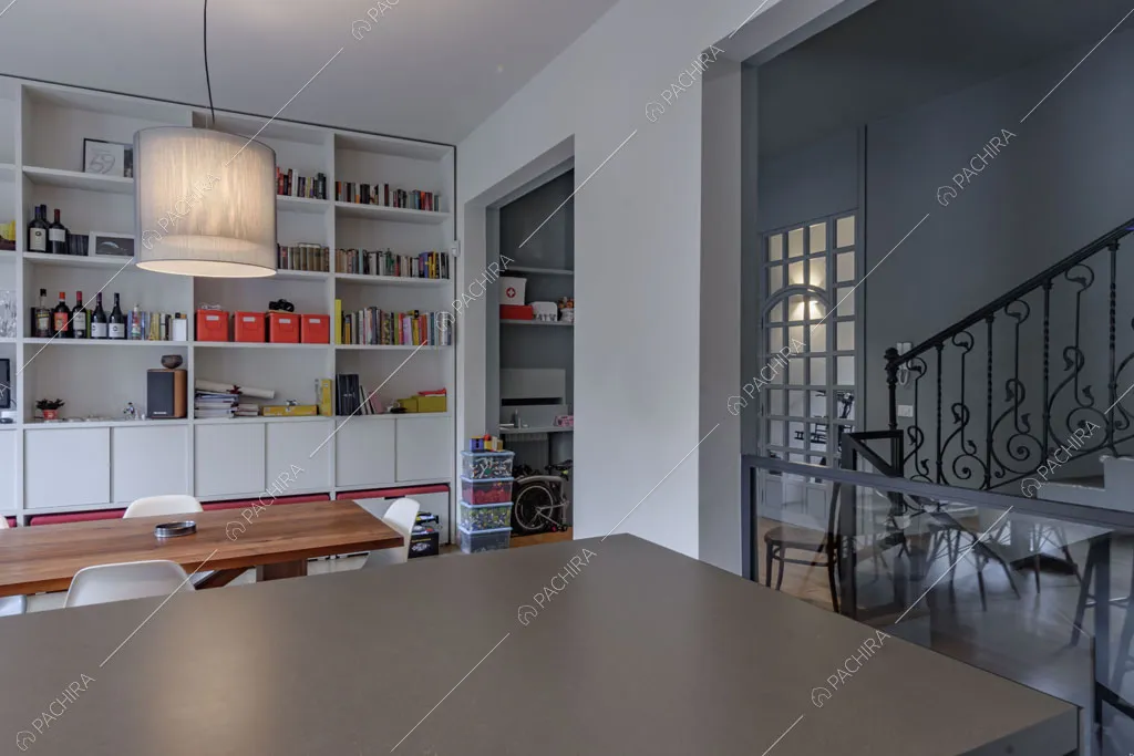 Sala da pranzo con cucina a vista della villa Kharan, location in stile contemporaneo a Milano