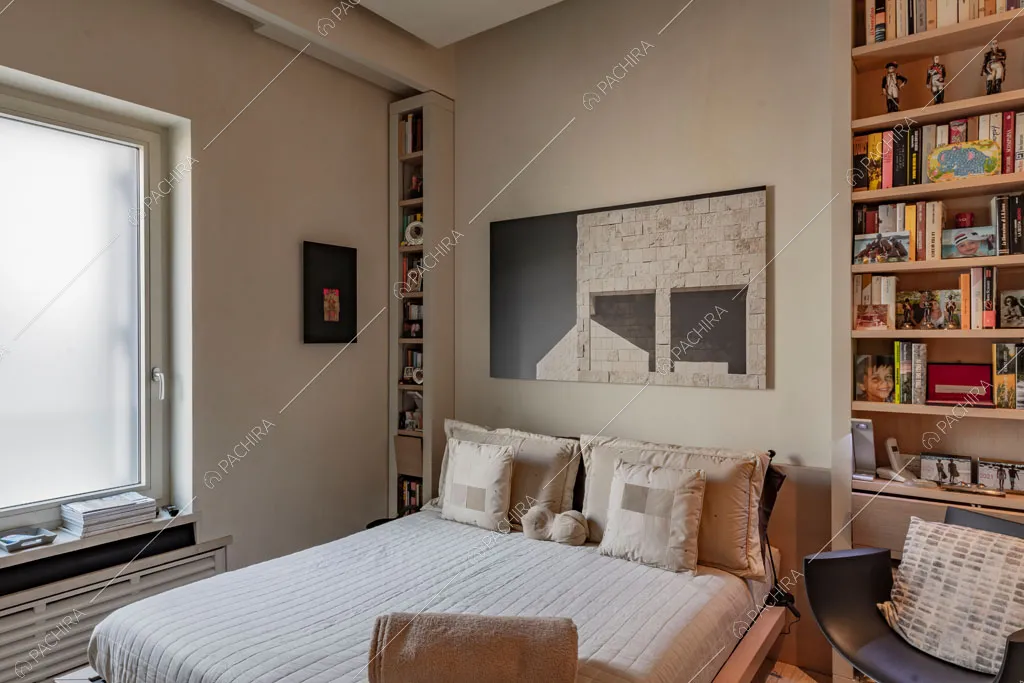 Camera da letto matrimoniale dell'appartamento Kamala, location in stile contemporaneo a Roma
