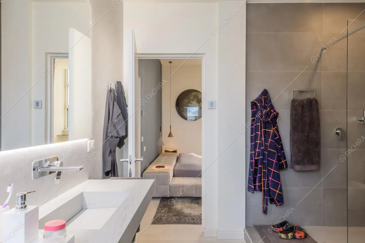 Luminoso bagno privato della camera da letto matrimoniale con box doccia
