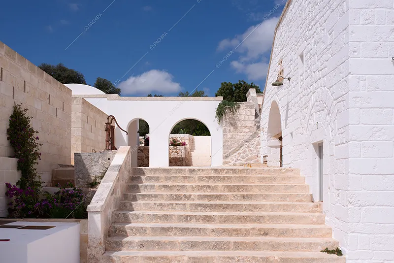 Scale della masseria Athos, location in stile rustico a Brindisi
