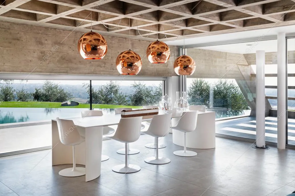 Tavolo da pranzo con sedie di design e vista piscina