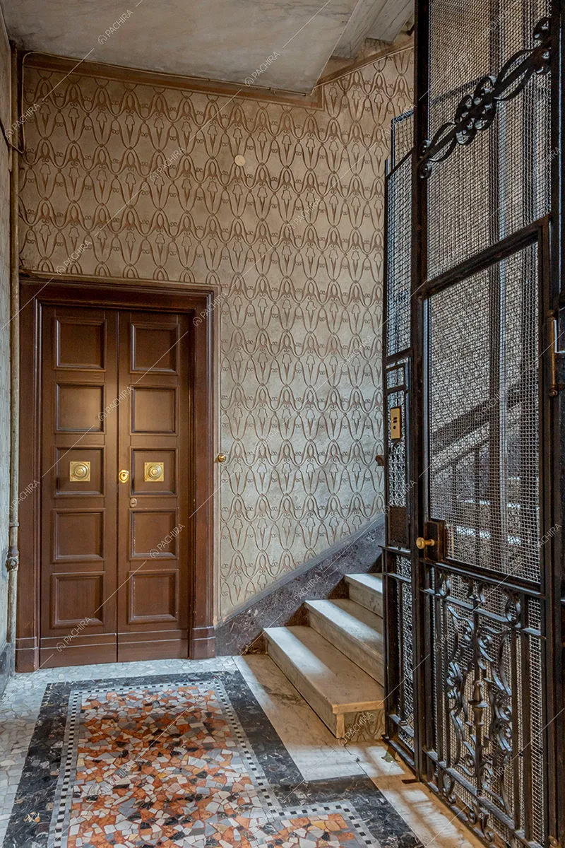 Pianerottolo dell'appartamento Barbabietola, location in stile liberty a Milano