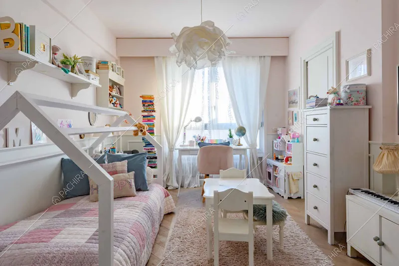 Camera da letto dei bambini con pavimento in parquet e pareti rosa