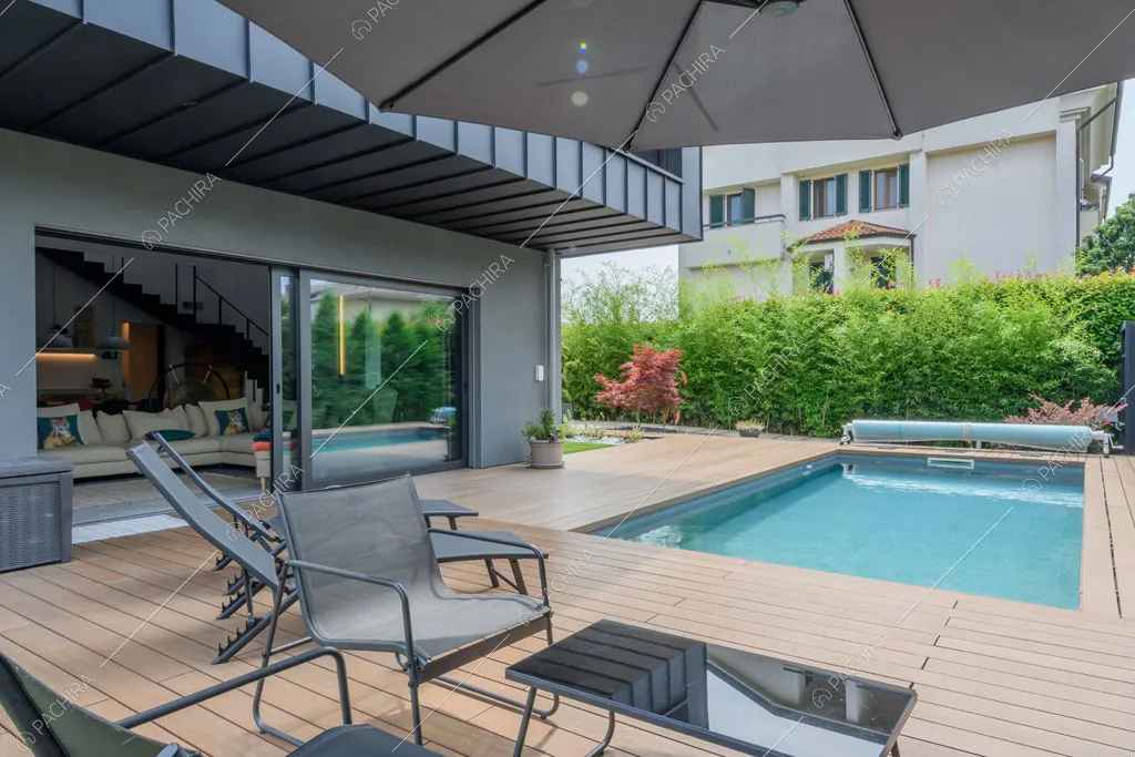 Piscina della villa Aral, location in stile contemporaneo a Monza