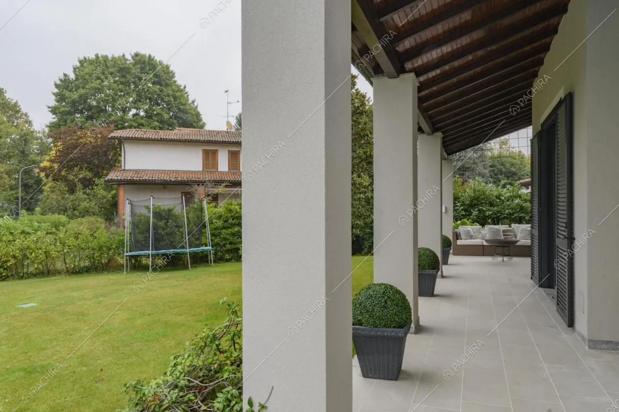 Porticato che circonda la villa con vista sul giardino