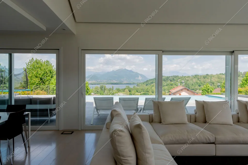 Zona living della villa Coral, location in stile contemporaneo a Como
