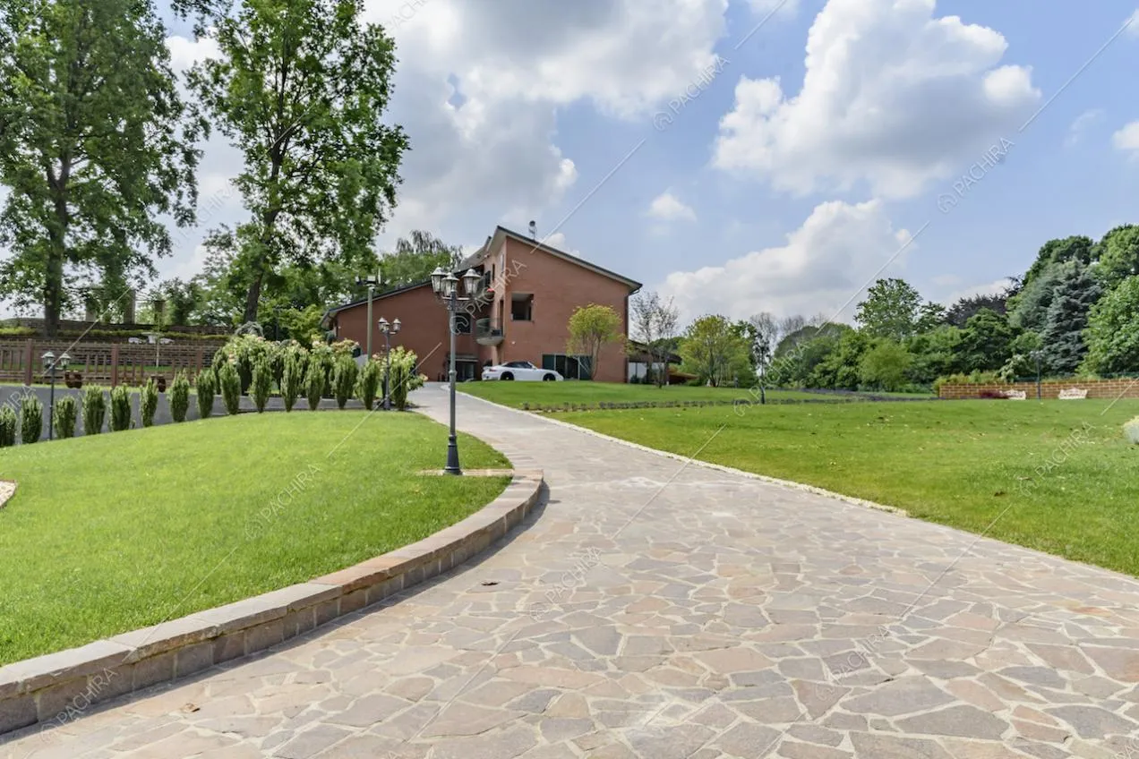 Vialetto di accesso alla location per le automobili, vista sugli esterni della villa in cotto