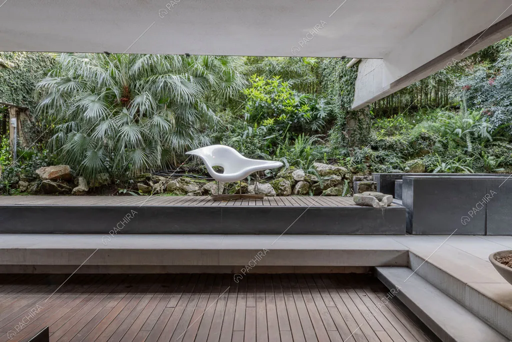 Ampio giardino dell'appartamento Carpentaria, location in stile contemporaneo a Roma