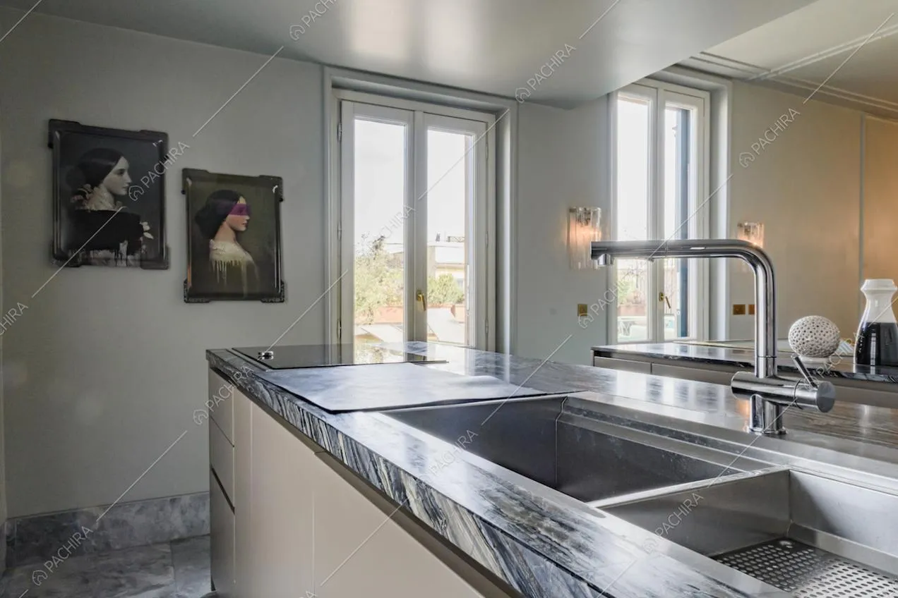 La cucina in stile moderno con fornello a induzione