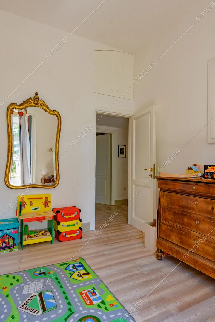 Pavimento in parquet e pareti bianche nella camera da letto dei bambini