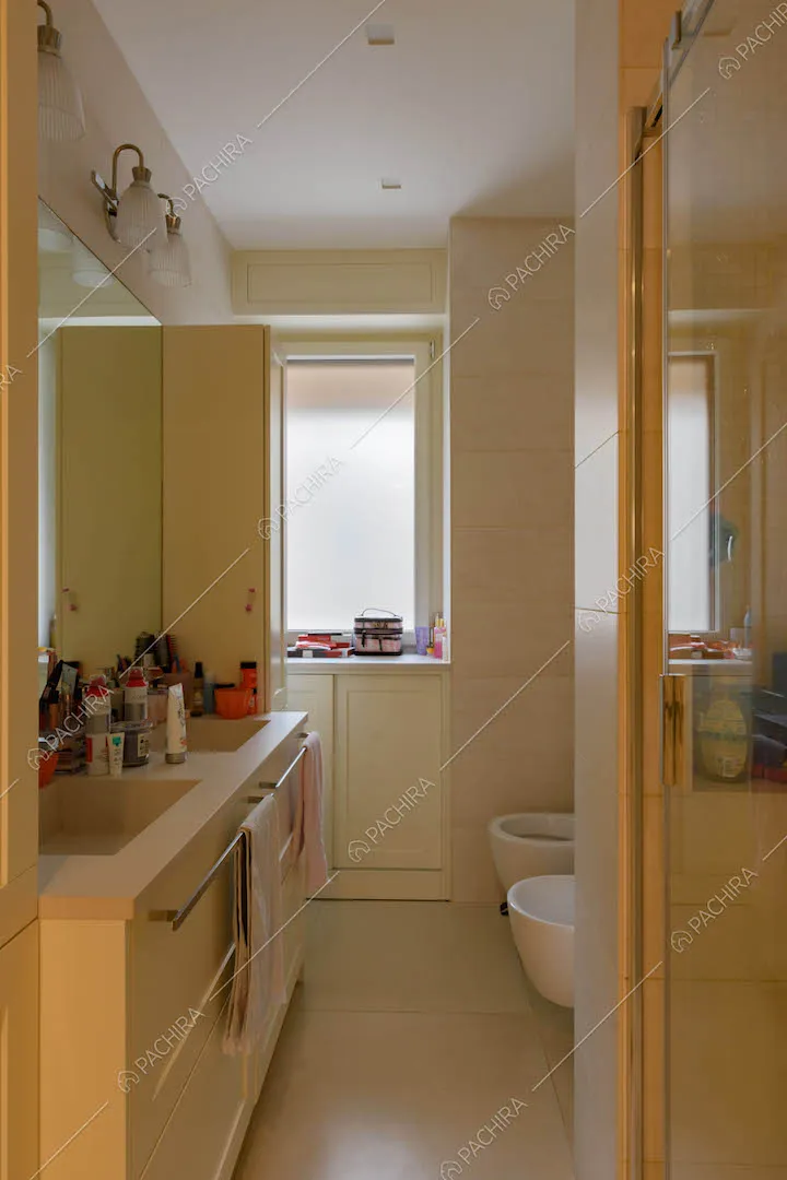Bagno con box doccia e pavimento bianco