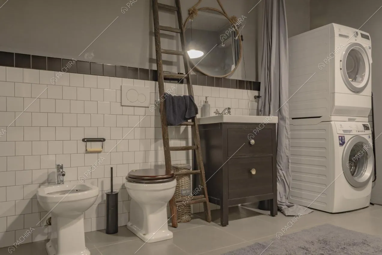 Bagno arredato con mobilio vintage