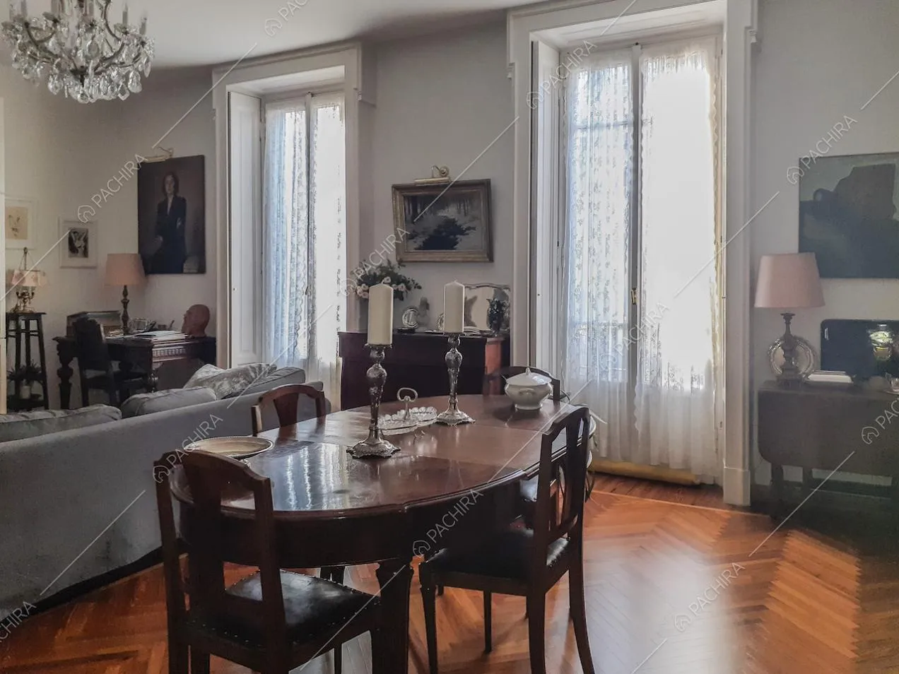 Tavolo da pranzo ovale antico con sedie e oggetti d'epoca