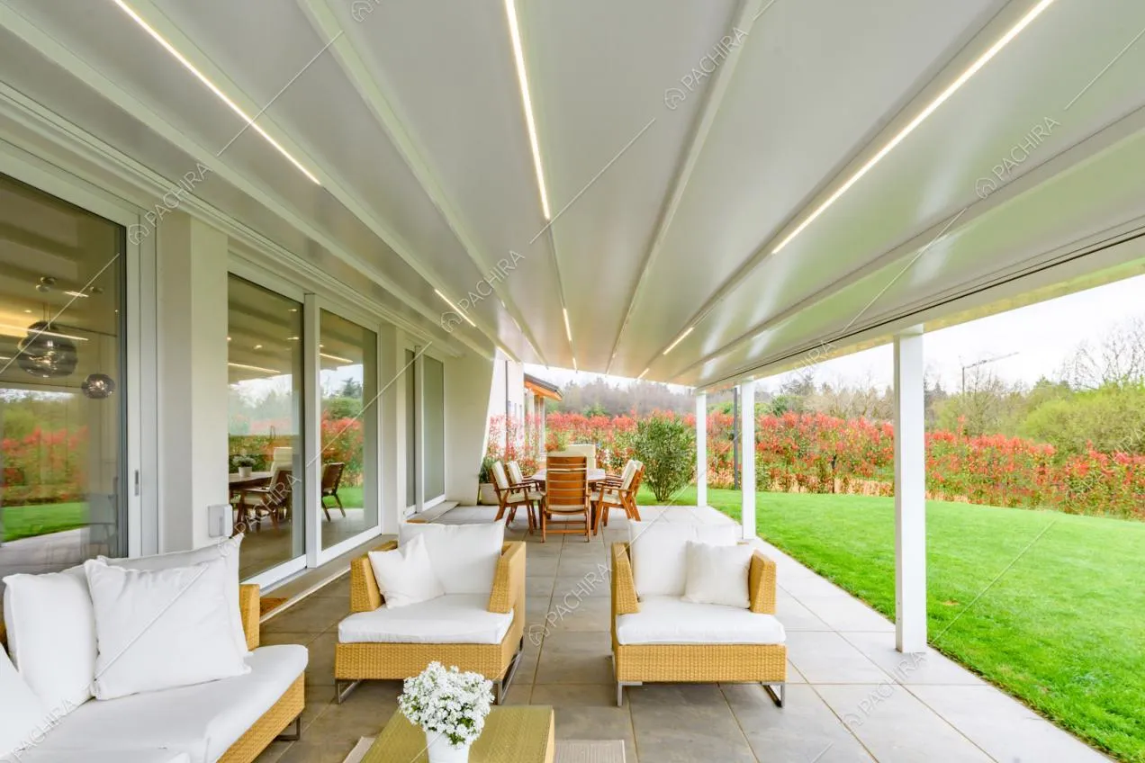 Grande veranda con salotto da esterni, tavolo da pranzo e vista sul giardino