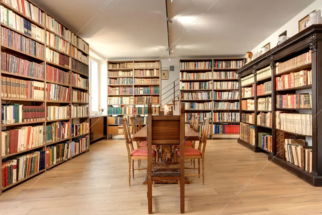 Librerie nella sala con pavimento in parquet dell'espositivo Agarico, location in stile contemporaneo a Firenze