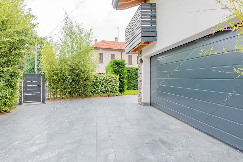 Garage della villa Galena, location in stile contemporaneo a Monza