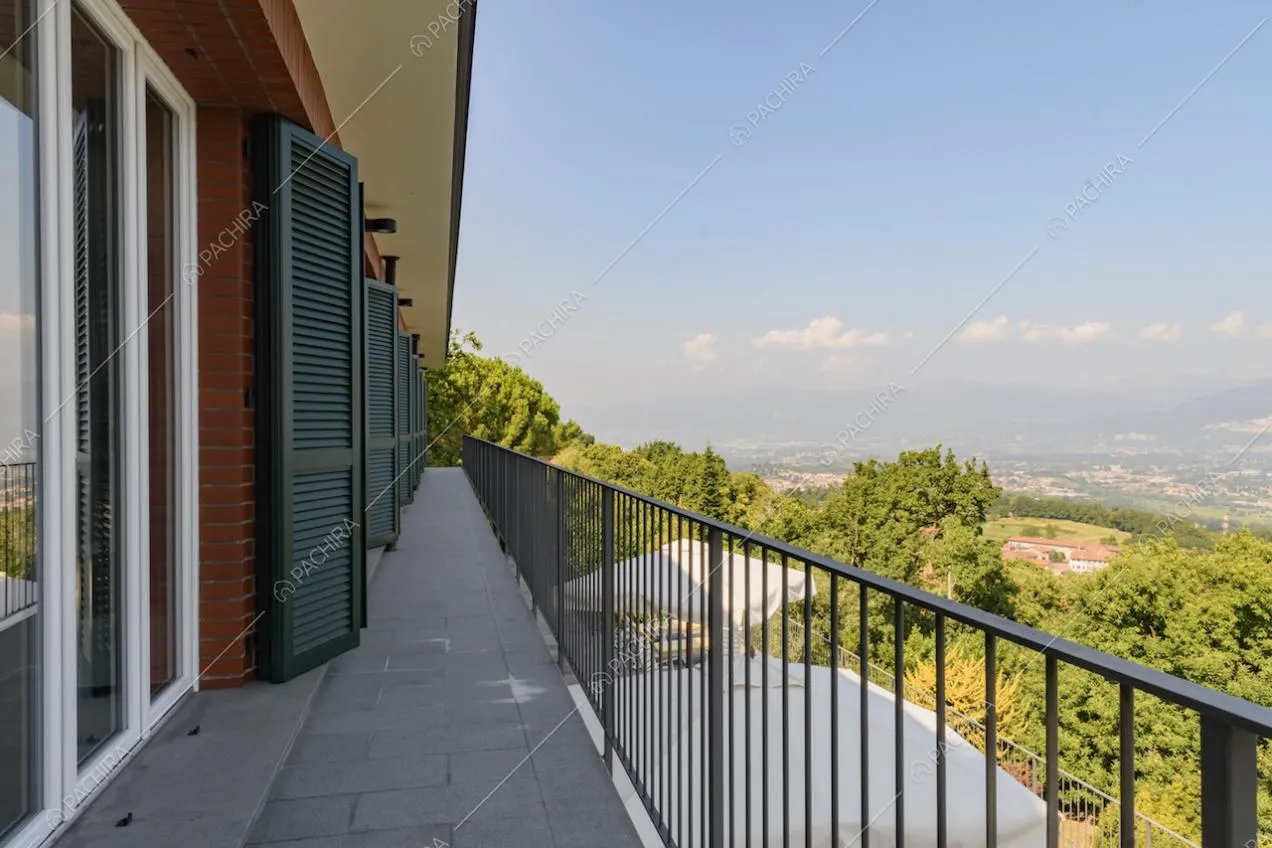 Balcone con ringhiera, porte-finestre e vista panoramica