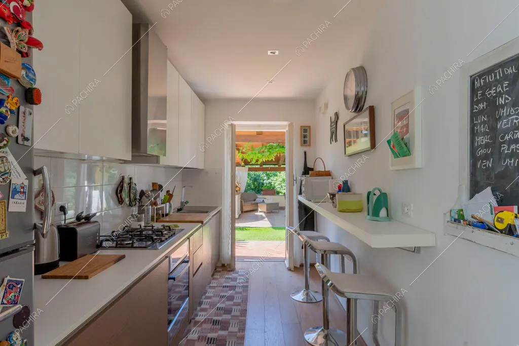 Cucina a parete della villa Cassava, location in stile contemporaneo a Roma