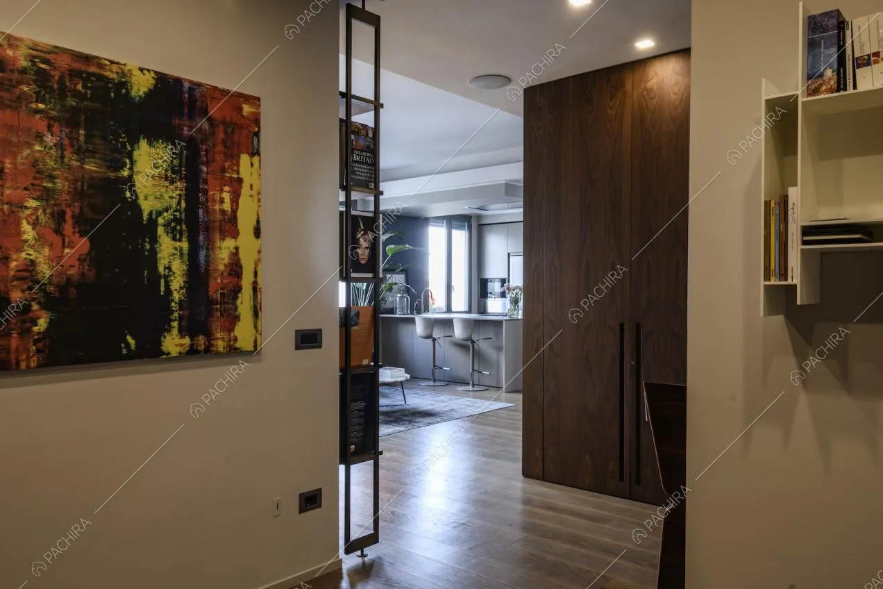 Quadro moderno e mensole sulle pareti della Location Luffa