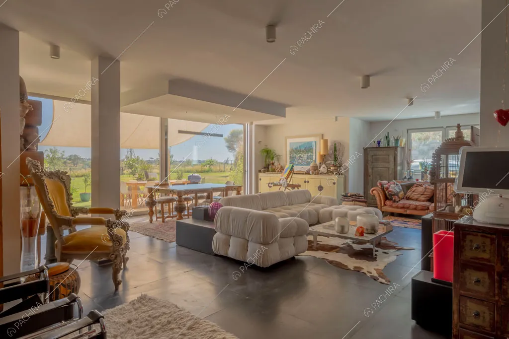 Zona living con ampie vetrate della villa Arafura, location in stile contemporaneo a Roma