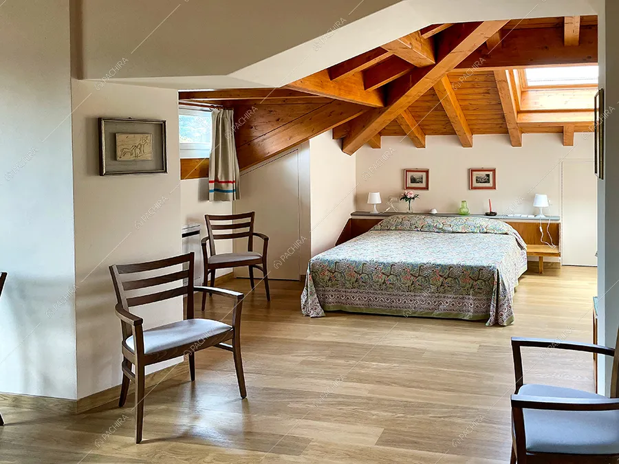 Camera da letto della villa Parnaso, location in stile classico a Lecco