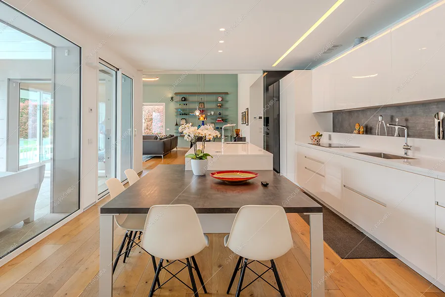 Cucina della villa Daintree, location in stile moderno a Varese