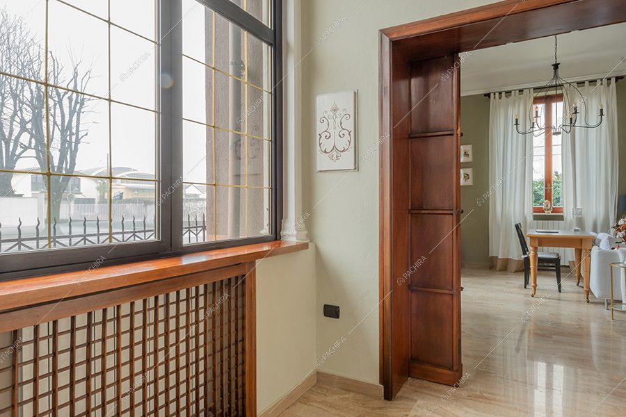 Corridoio della villa Vinson, location in stile moderno a Milano