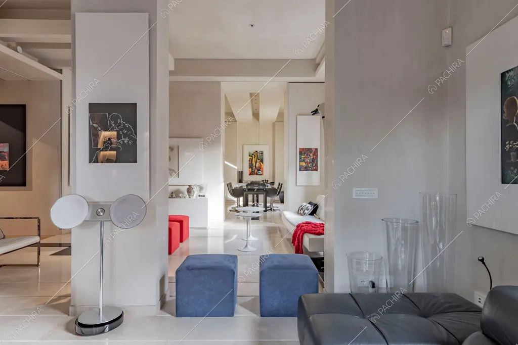 Luminosa zona living dell'appartamento Kamala, location in stile contemporaneo a Roma