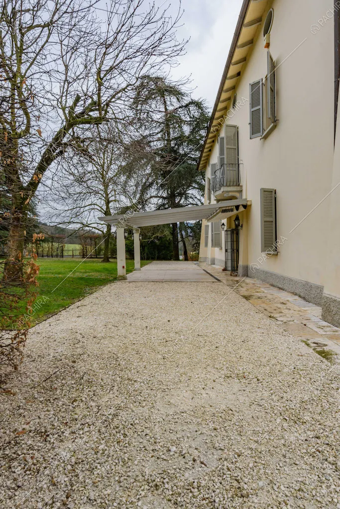 Pavimentazione in ciottoli nel giardino con veranda della location