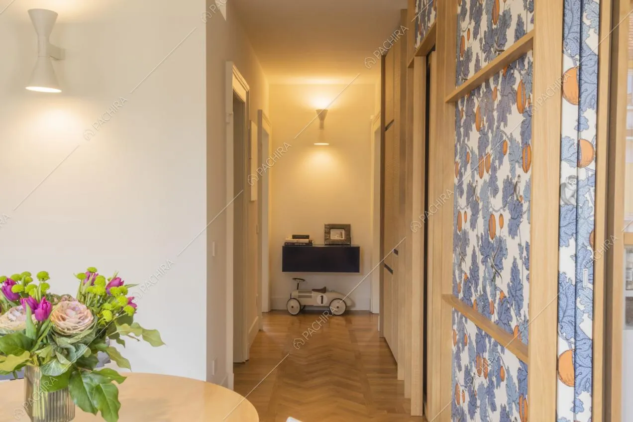 Corridoio con pavimento in parquet e porte in legno