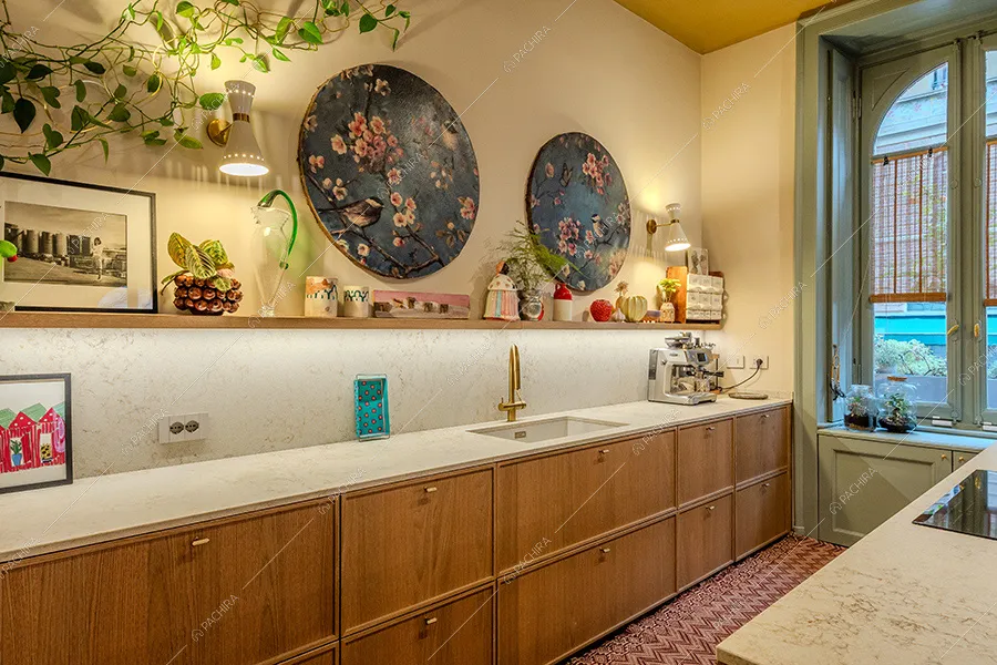 Cucina a isola dell'appartamento Buganvilla, location in stile moderno a Milano