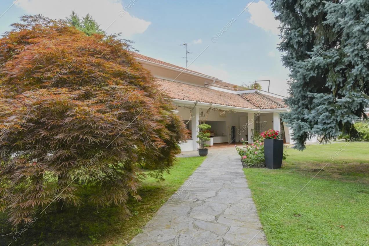 Vialetto d'accesso alla location in lastre di pietra