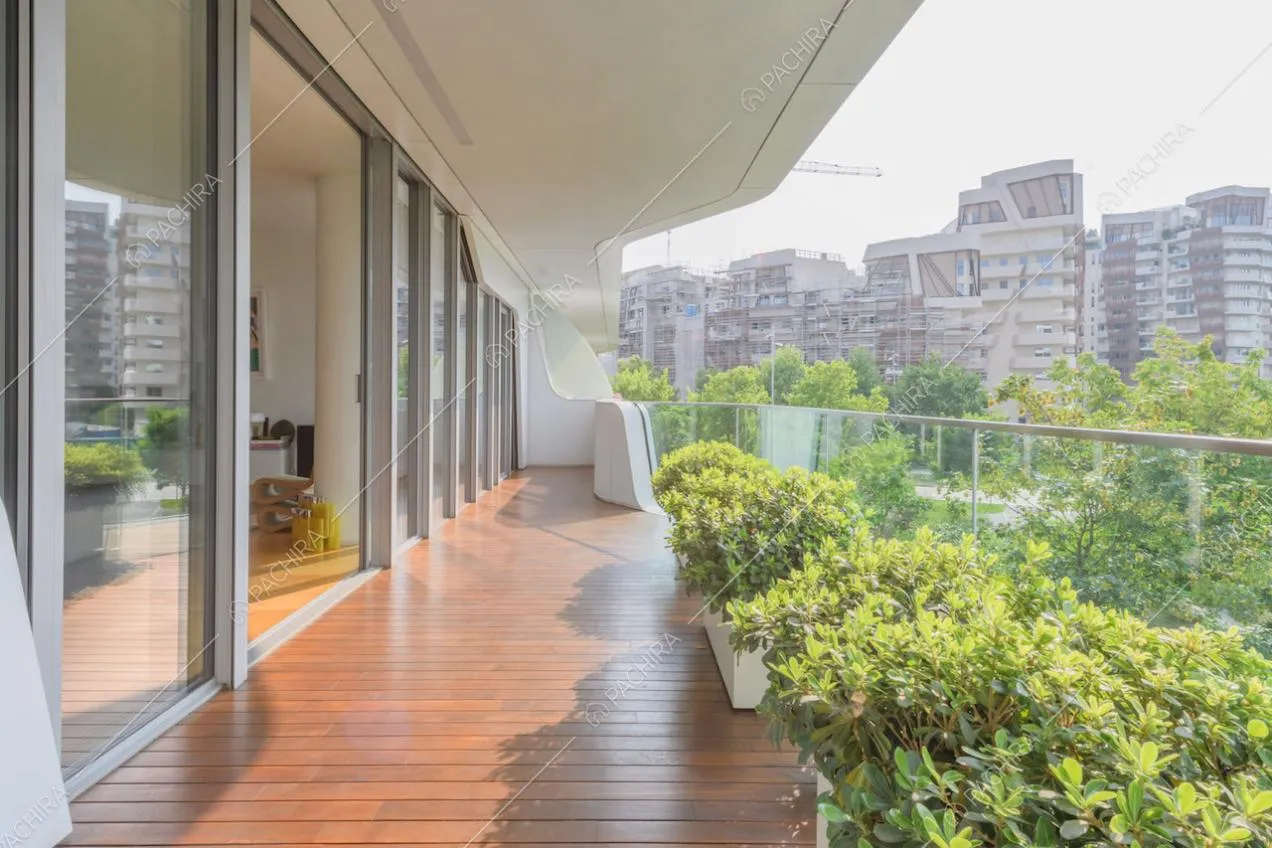 Pavimentazione in parquet da esterni sulla terrazza, vetrate e scorcio sulla sala