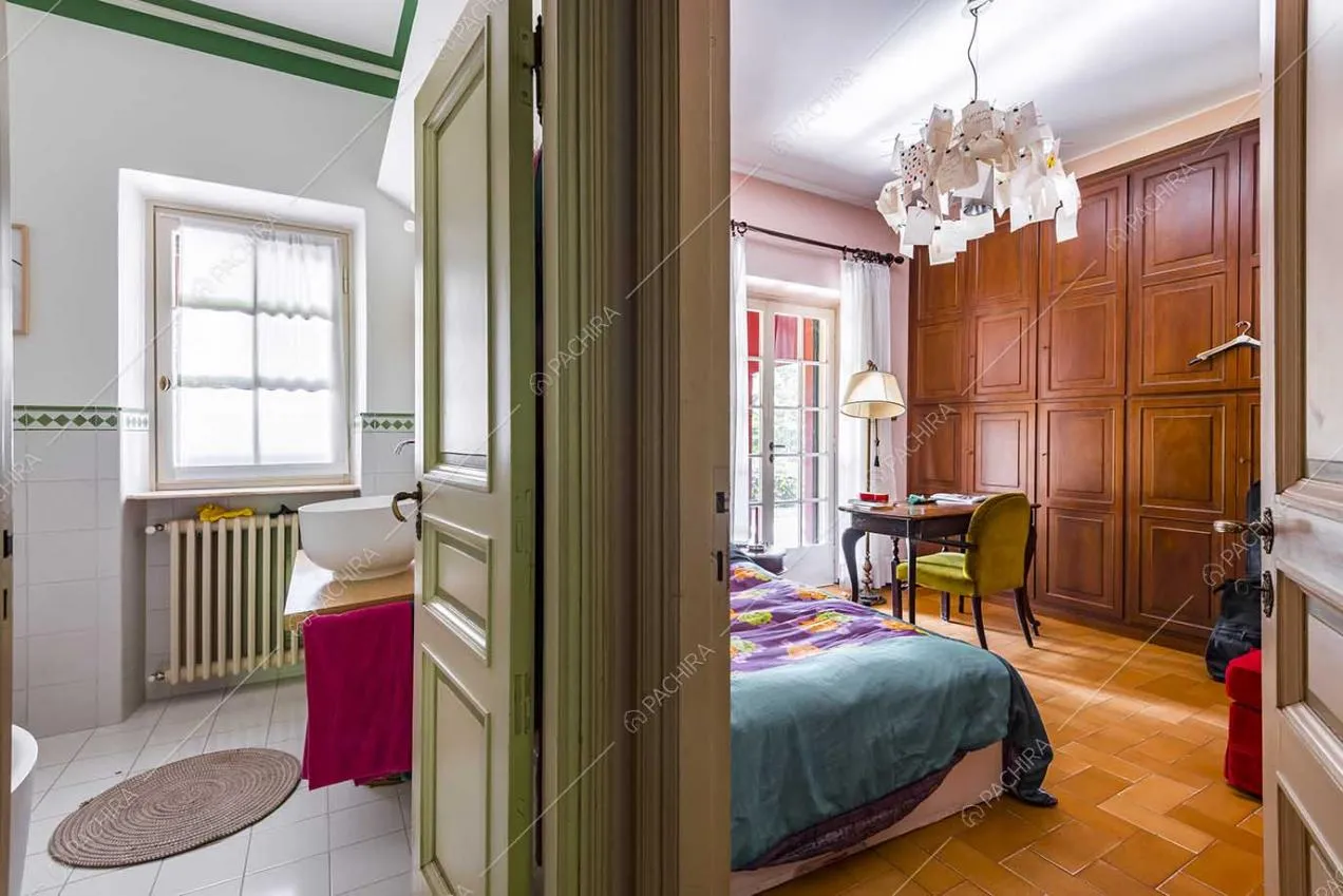 Bagno e camera da letto della villa Archibusa, location in stile classico a Como