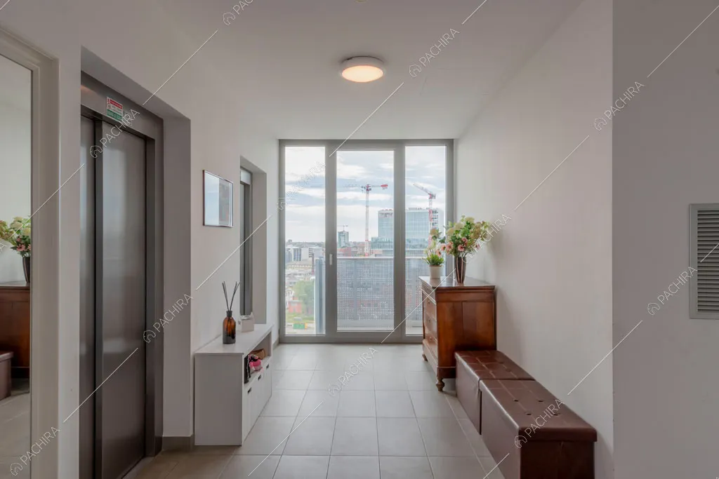 Atrio dell'appartamento Tobol, location in stile contemporaneo a Milano