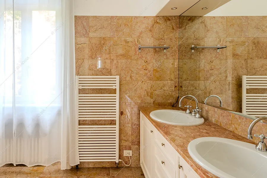 Bagno della villa Rainier, location in stile liberty a Milano