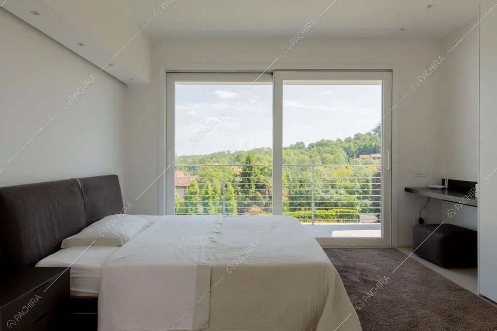 Camera da letto della villa Coral, location in stile contemporaneo a Como