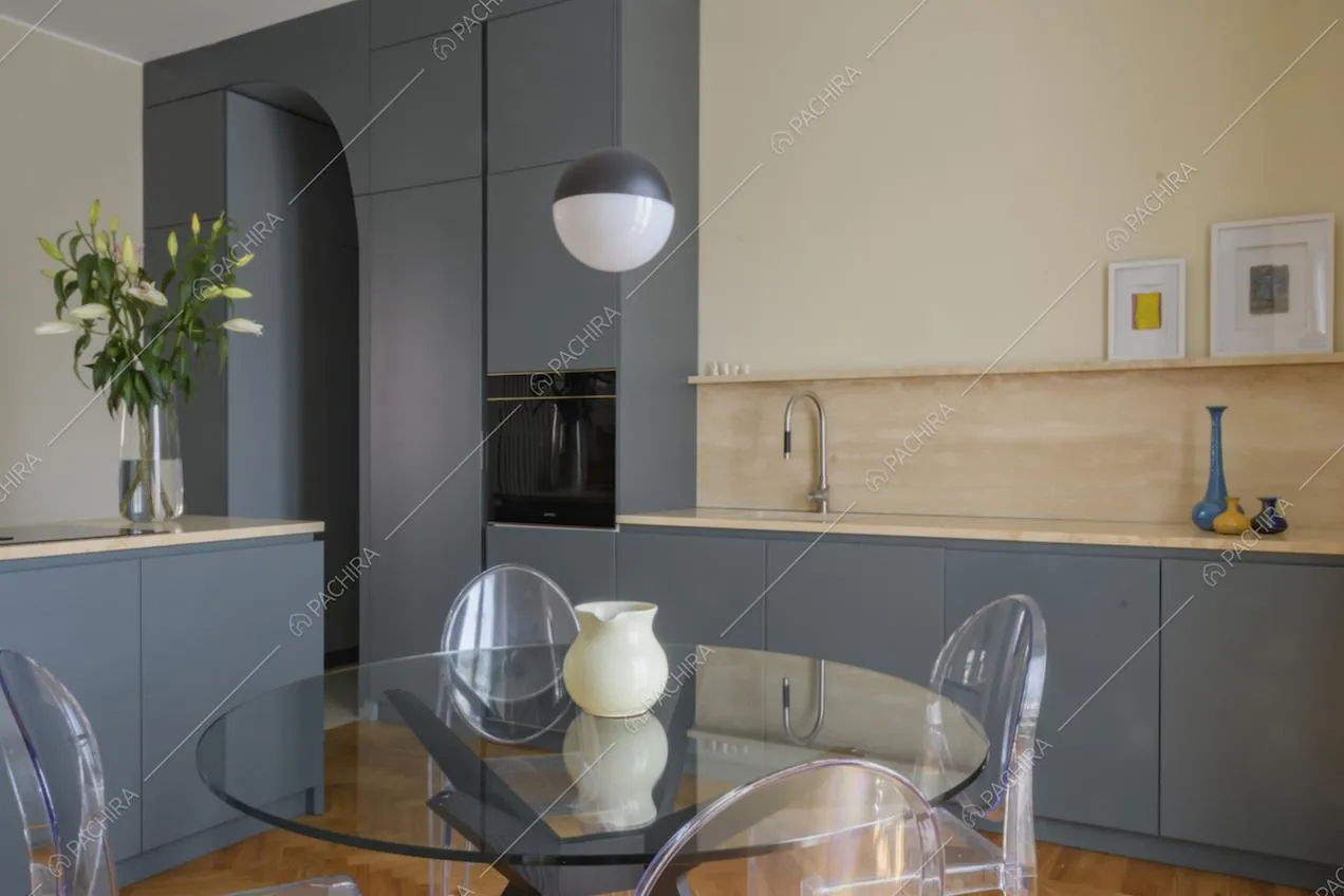 Mobili grigi e tavolo di vetro nella cucina