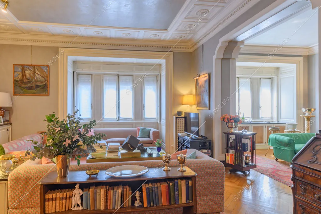 Pavimento in parquet a spina di pesce nella sala dell'appartamento Agazzino, location in stile classico a Milano