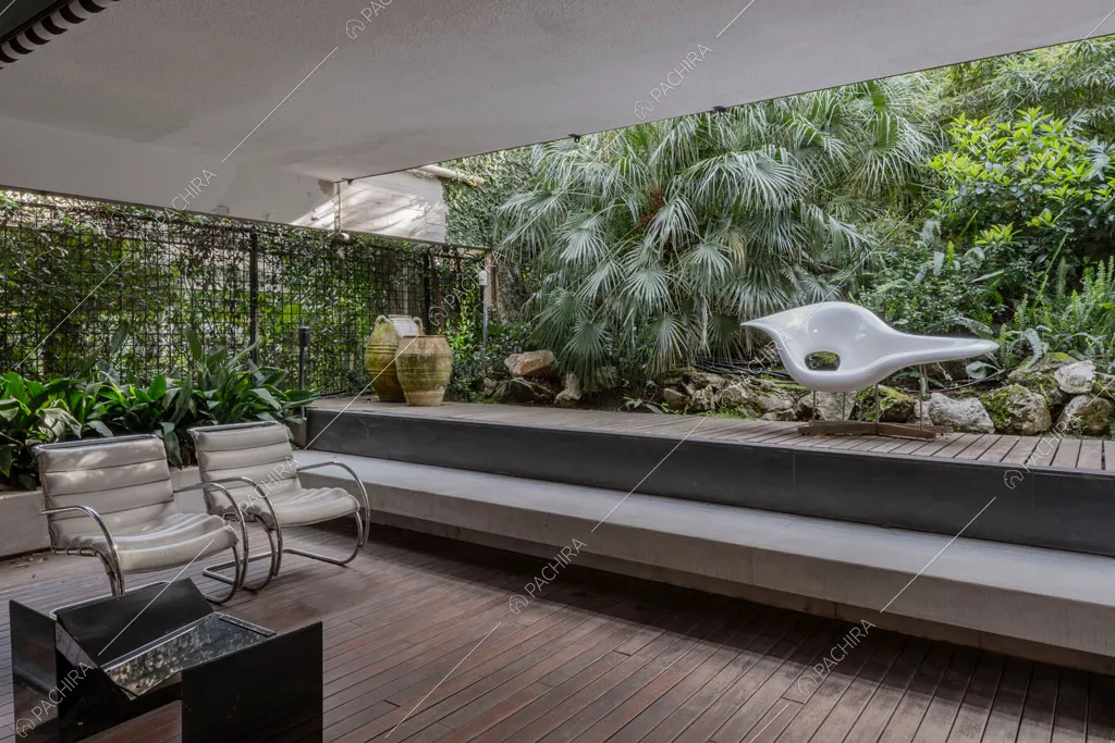 Poltrone nel giardino dell'appartamento Carpentaria, location in stile contemporaneo a Roma
